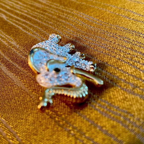 Sparkly Elephant Brooch with Pave Rhinestones in Goldtone Metal by ROMAN - Picture 5 of 8